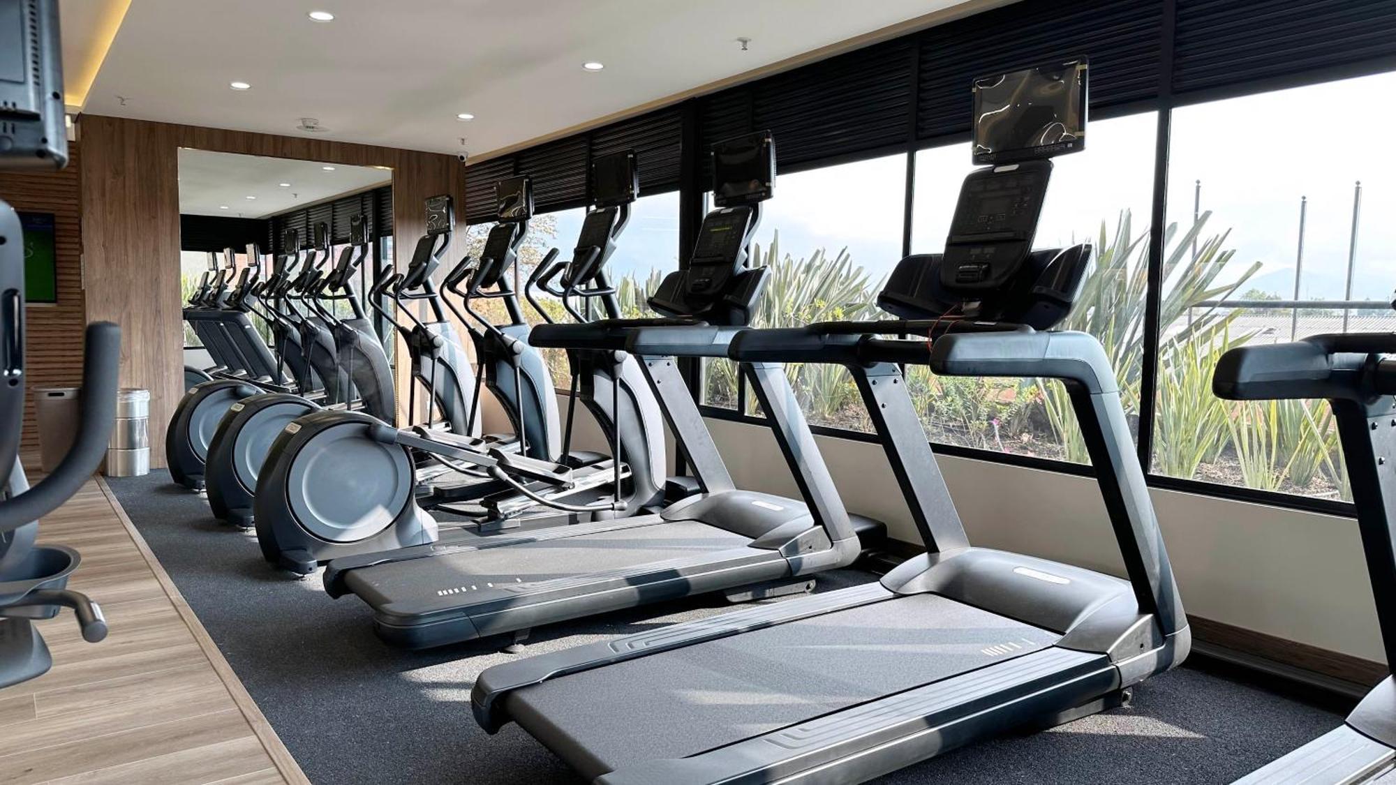 Готель Hilton Doubletree Bogota Salitre Ar Екстер'єр фото A row of treadmills