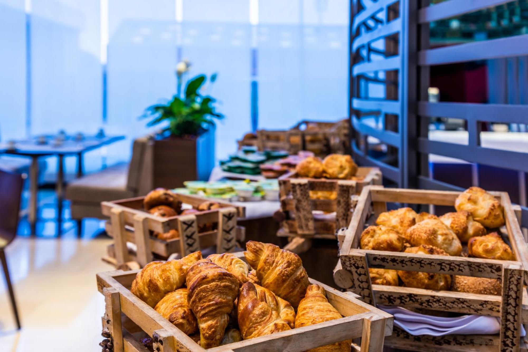 Готель Hilton Doubletree Bogota Salitre Ar Екстер'єр фото Croissants at a buffet