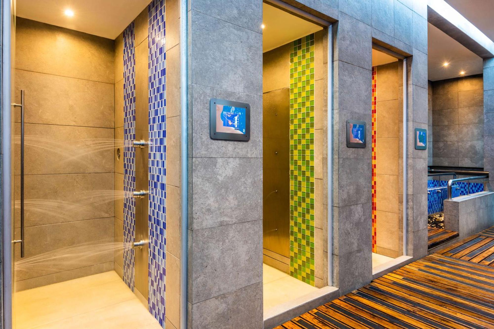 Готель Hilton Doubletree Bogota Salitre Ar Екстер'єр фото The shower rooms at the pool deck