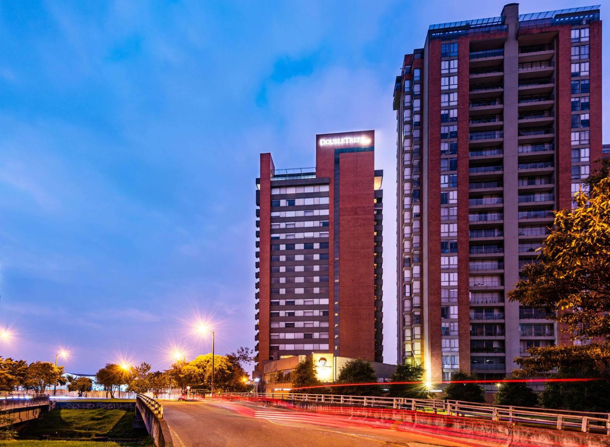 Готель Hilton Doubletree Bogota Salitre Ar Екстер'єр фото The apartment complex at night