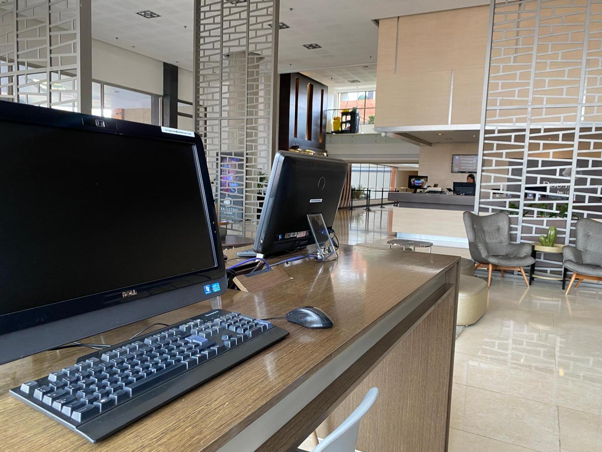 Готель Hilton Doubletree Bogota Salitre Ar Екстер'єр фото Computers at the airport