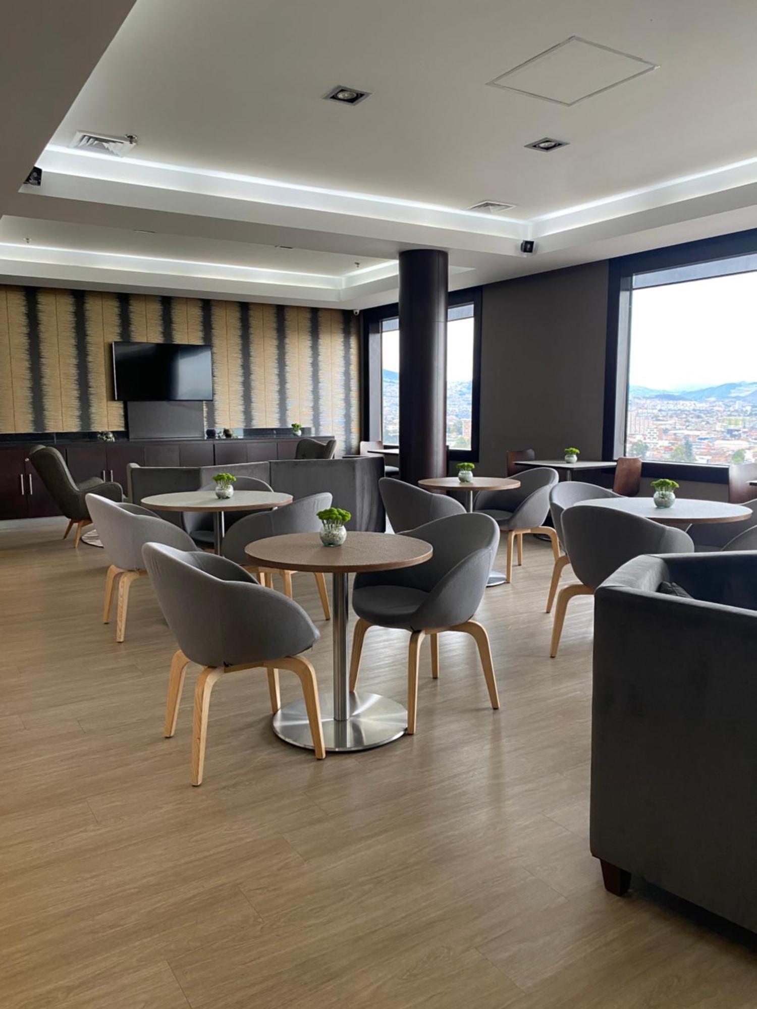 Готель Hilton Doubletree Bogota Salitre Ar Екстер'єр фото The lounge at the airport.