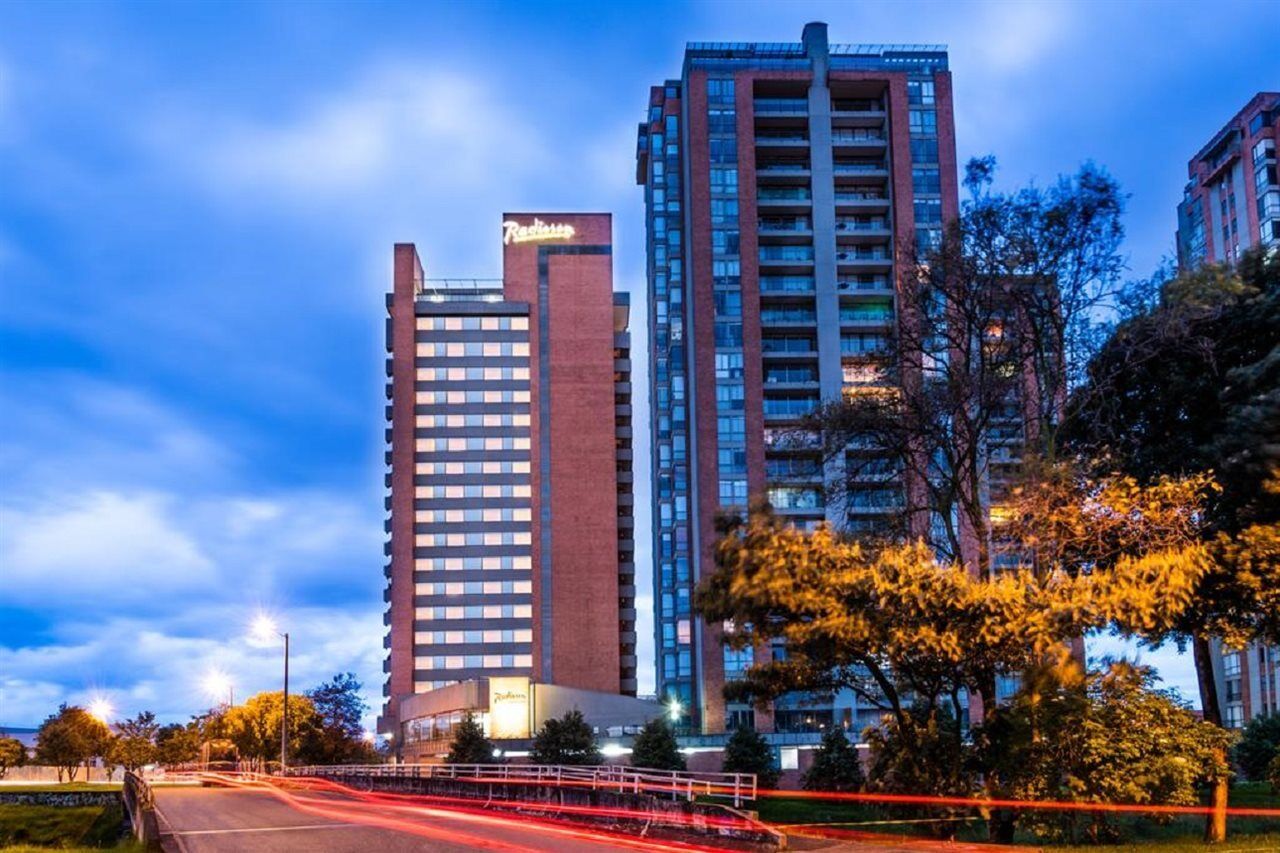 Готель Hilton Doubletree Bogota Salitre Ar Екстер'єр фото The building at night